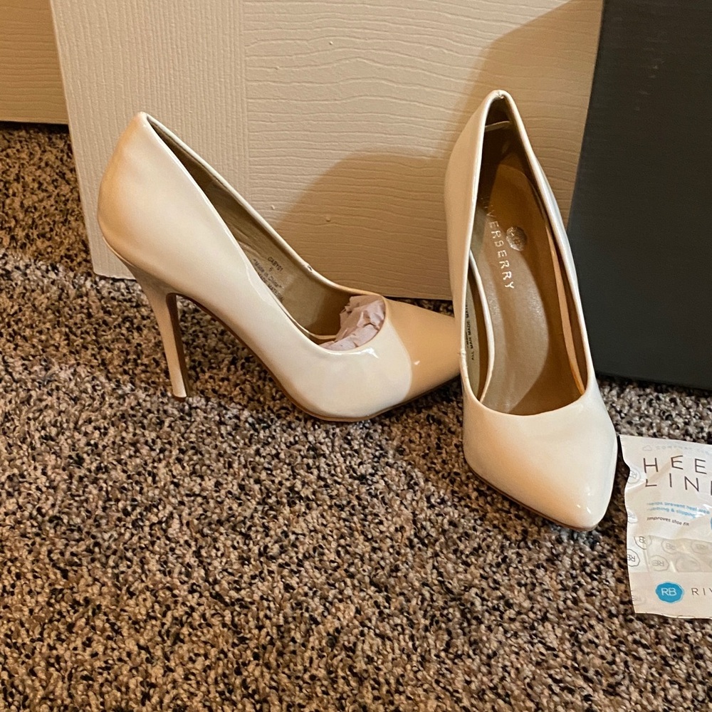 Women's Ivory Patent Pointed-Toe Pumps